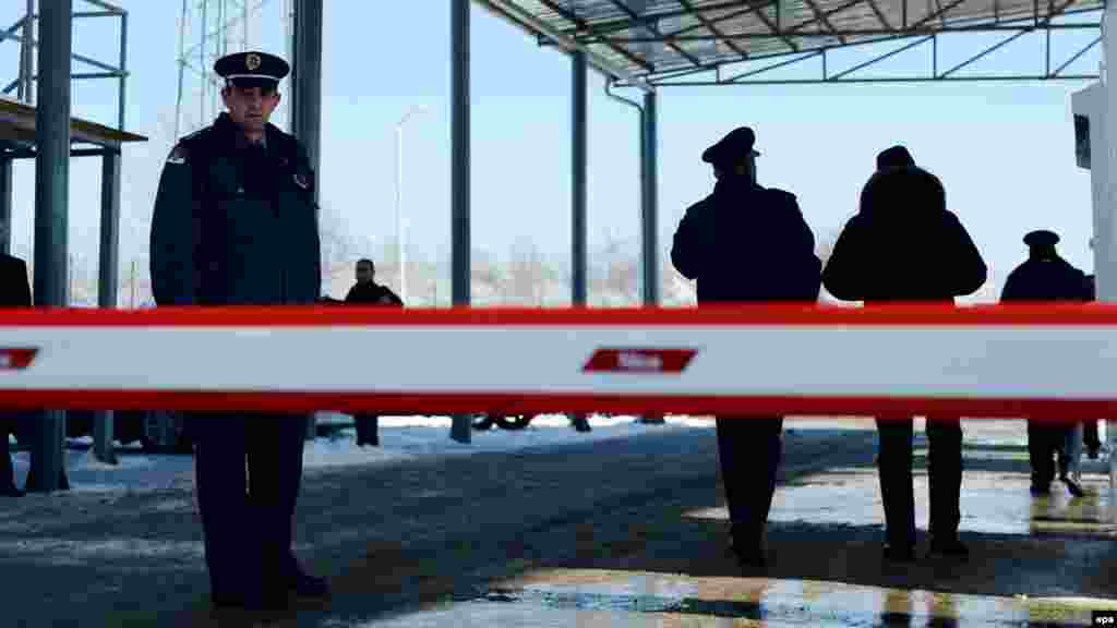 Kosovo - Granični prelaz Merdare, 10. decembar 2012. Foto: EPA / Kushtrim Ternava 