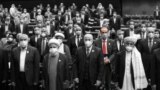 انریکه مورا (نفر دوم از سمت راست در ردیف دوم) در مراسم تحلیف ابراهیم رئیسی