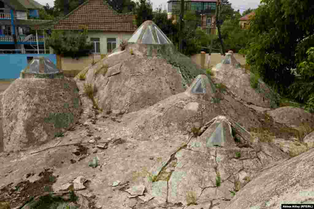 Astara rayonu, Ərçivan qəsəbəsi. "Kərbəlayi Həmid Abdulla hamamı". 1806-cı ildə tikilmiş bu hamam hələ də ayaq üstdədir. Divarları topdağıtmaz. Hamam kimi istifadə oluna bilər. Turizmin inkişafına öz töhvəsini verə bilər. Di gəl ki, o, tərki-dünya yaşayır. Ya heç kim onu görmür, ya da o görünmək istəmir. İtirən isə Azərbaycandır.
