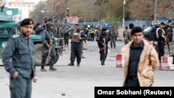 Полиција го обезбедува местото по самоубиствениот бомнашки напад во Кабул