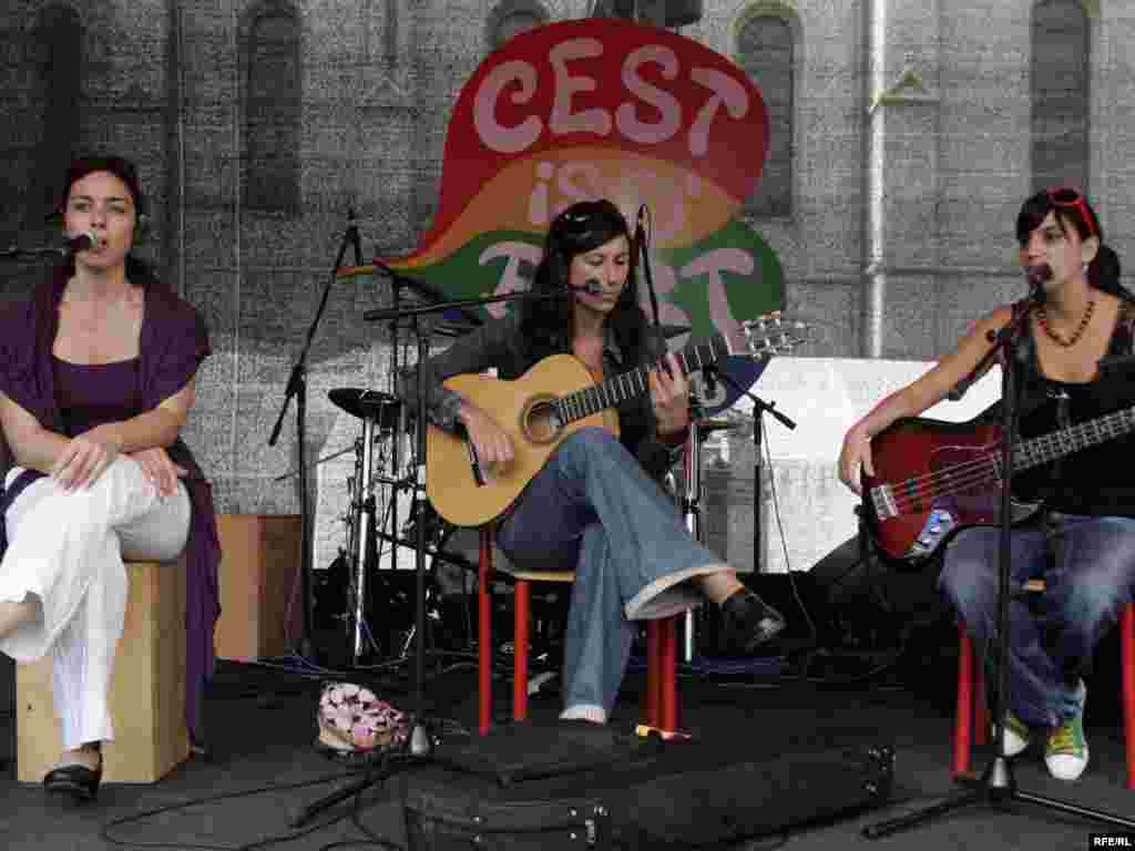 ...i još malo muzike