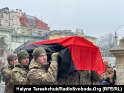 În ultimii ani, numeroși soldați din UPA au fost reînmormântați cu onoruri de Ucraina. În imagine: ceremonia dedicată la Lvov soldatului Danilo Șumuk, în decembrie 2024.