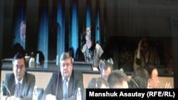 В Бюро по правам человека наблюдают за трансляцией из Женевы, где заслушивается отчет Казахстана в Комитете ООН против пыток. Алматы, 17 ноября 2014 года.