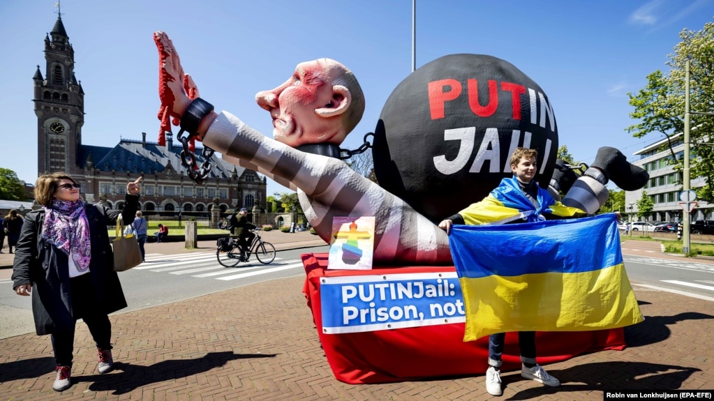 Інсталяція із зображенням керівника Росії Володимира Путіна біля будівлі Міжнародного суду ООН. Гаага, Нідерланди, 7 травня 2024 року