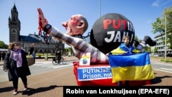 O instalație care îl înfățișează pe liderul rus Vladimir Putin în fața Curții Internaționale de Justiție (CIJ) din Haga, Olanda, 7 mai 2024.