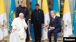 Папа Римский Франциск (слева) и президент Казахстана Касым-Жомарт Токаев в Нур-Султане, 13 сентября 2022 года