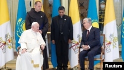 Папа Франциск на зустрічі з президентом Казахстану Касим-Жомартом Токаєвим, Нур-Султан, 13 вересня 2022 року