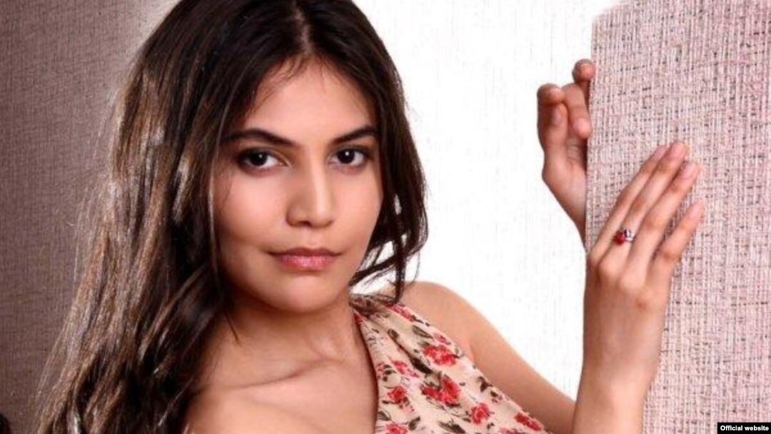 Qora ayollar kokraklari