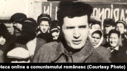 Nicolae Ceauşescu în mijlocul tinerilor la un miting electoral. (1946) Sursa: Fototeca online a comunismului românesc; cota:3/1946