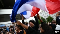 Alegători francezi din orașul vestic Nante, jubilând la aflarea rezultatelor exit-poll, care sugerează o înfrângere pentru partidul de extremă dreapta al lui Marine Le Pen, în turul doi al alegerilor parlamentare anticipate, din 7 iunie 2024.