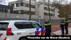 პოლიციელები ამსტერდამის ებრაელთა სკოლასთან. 14 მარტი, 2026 წელი