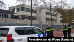 Сотрудники полиции стоят у здания еврейской школы в Амстердаме, Нидерланды, 14 марта 2026 года