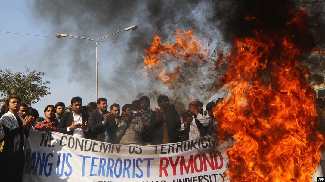 Pakistani students stage a protest against alleged US consulate worker Raymond Davis in Lahore, 01Feb2011