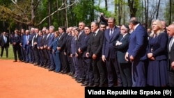 Delegacija vlade Republike Srpske, predsjednik Srbije Aleksandar Vučić  i Yehud Kaploun, specijalni izaslanik američkog predsjednika Donalda Trumpa za praćenje i borbu protiv antisemitizma, u Donjoj Gradini 19. aprila.