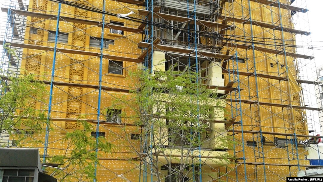 Xətaidə yanan bina təzədən üzlənir, 11apr2015