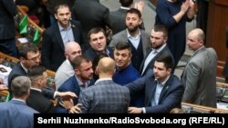 Експерти, опитані Радіо Свобода висловлюють сумніви з приводу готовності Зеленського розпустити парламент