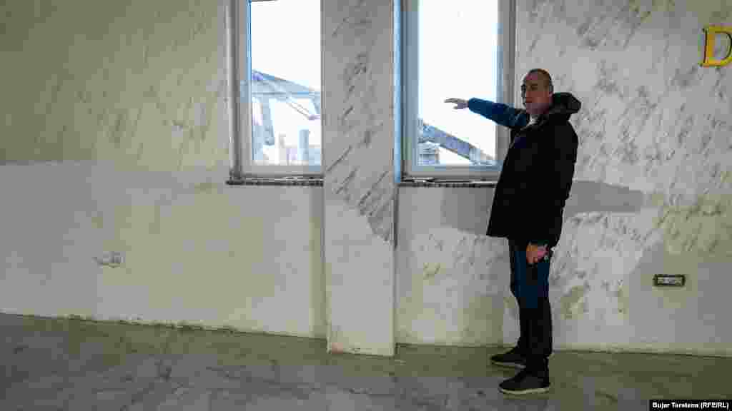 Berisha thotë për REL-in se niveli i ujit brenda restorantit të tij kishte mbërritur deri në gjysmë të dritares, siç tregon ai me dorë në këtë fotografi.“Po presim të bëhet më mirë dhe të ndreqen gjërat, e jo të vuajmë gjithmonë”. Ai kërkoi nga autoritetet të “ndërmarrin masa” për pastrimin e shtratit të lumit Drin.