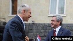 Armenia -- President Serzh Sarkisian (R) greets his Serbian counterpart, Boris Tadic, in Yerevan on July 28, 2009.