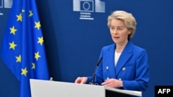 Ursula von der Leyen s-a îmbrăcat în culorile UE ca să prezinte marți cel mai ambițios plan de înarmare din istoria organizației. 