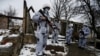 Сепаратисти поддржани од Русија на позиција на фронтот во близина на линијата за контакт со украинските сили во селото Жолобок во источниот регион Луганск, 23 март 2021 година