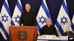 یوآو گالانت (ایستاده) در کنار بنیامین نتانیاهو، نخست‌وزیر اسرائیل