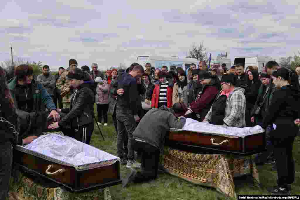 Прощання з загиблими військовими на кладовищі