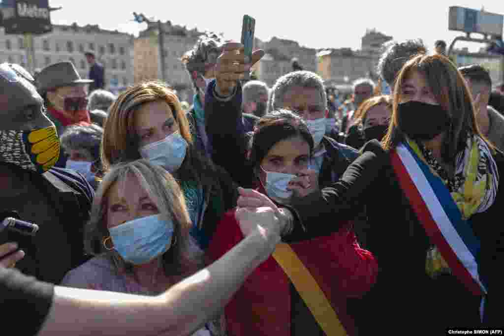 Kryetarja e qytetit të Marsejit, Michele Rubirola përshëndet njerëzit të cilët u mblodhën në këtë qytet më 18 tetor, për të kujtuar mësuesin e vrarë, Samuel Paty.