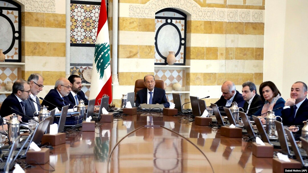 Prezident Michel Aoun (ortada) hökumətin iclasına sədrlik edir