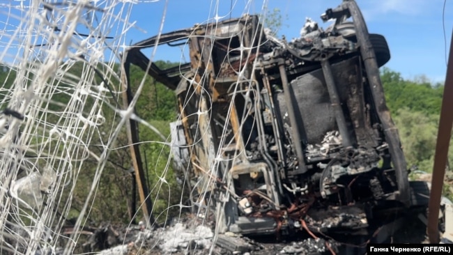 Вантажівка, спалена російським дроном на кільцевій дорозі Харкова. 21 травня
