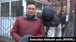 Дүйшөнбек Зилалиевди сотко алып келүү учуру. 2018-жыл.