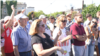 Participanți la protestul antiguvernamental organizat la îndemnul condamnatului fugar Ilan Șor lângă gara feroviară din Chișinău, pe 16 august 2025