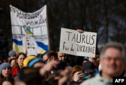 Demonstrant drži plakat koji poziva njemačku vladu da obezbijedi Ukrajinu krstarećim projektilima vazduh-zemlja Taurus, tokom skupa podrške Ukrajini povodom druge godine ruske invazije na Ukrajinu, u Berlinu 24. februara 2024.