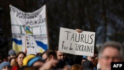 „Taurus pentru Ucraina” scrie pe pancarta unui participant la manifestația pro-ucraineană din capitala Germaniei, marcând doi ani de la începerea invaziei ruse. Berlin, 24 februarie 2024.
