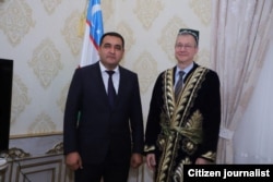 Хайрулло Бозоров с послом США в Узбекистане Дэниелем Розенблюмом, 27 июля 2019 года.