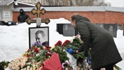 Familia îl omagiază pe Navalnîi la mormântul din Moscova, la doi ani de la moartea sa