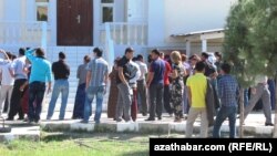 Türkmenabadyň migrasiýa gullugynyň öňünde biometrik passport üçin dokumentlerini tabşyrmaga nobata duran arzaçylar. 25-nji sentýabr, 2012-nji ý.