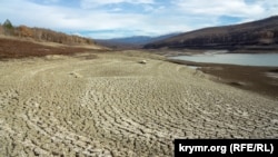 Сильно обмелевшее Загорское водохранилище в Крыму, декабрь 2020 года