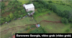 მეწყრით გაყოფილი ეზო ხარაგაულის სოფლებში. 2025 წლის ივლისი. დრონით გადაღებული კადრი Euronews Georgia-ს ვიდეორეპორტაჟიდან