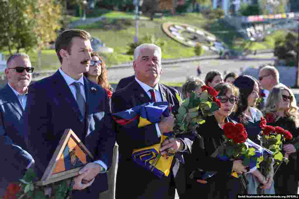 Родини загиблих американських добровольців з прапорами України і США, якими були вкриті домовини 