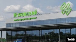 У терминала аэропорта Жуковский в Подмосковье. 