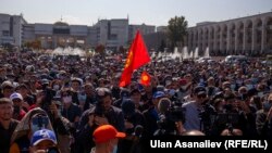 Митинг на центральной площади в Бишкеке. 5 октября 2020 года.