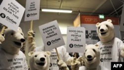 "Защитите и людей" призывают эти активисты, одетые в "белых медведей", Копенгаген, 14 декабря 2009 года