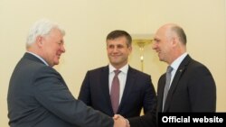 Valeri Golubev, Vasile Botnari, și premierul Pavel Filip,la Chișinău în 2017