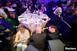 Гости прячутся за столами во время стрельбы в отеле Washington Hillton