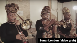 Richie SeivWright (trombon), Sheila Maurice-Grey (trompetă, șefa grupului), Cassie Konoshi (saxofon) 