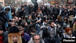 Armenia - Anti-government activists demonstrate against Armenia's membership of the Russian-led customs union, Yerevan, 2Dec2013.