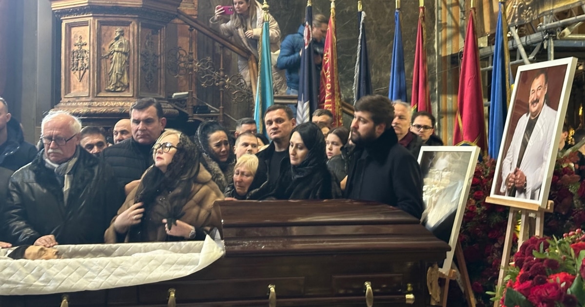 Останні оплески і "Яворина": у Львові сотні людей попрощалися зі Степаном Гігою