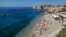 Ljudi na plaži Banje u Dubrovniku, Hrvatska, 28. srpnja 2020.