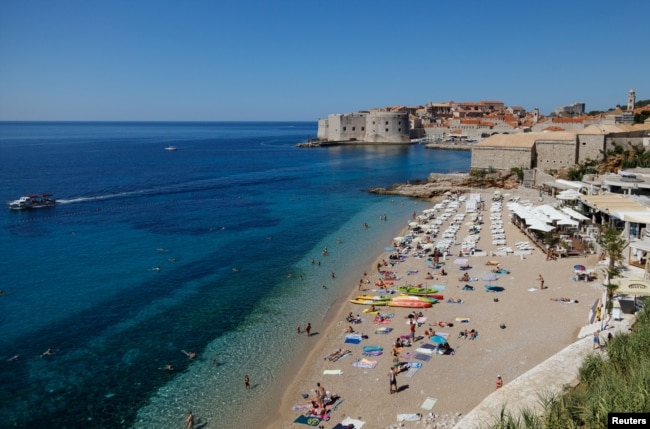 Një plazh në Dubrovnik, që njihet edhe si "Perla e Adriatikut" .