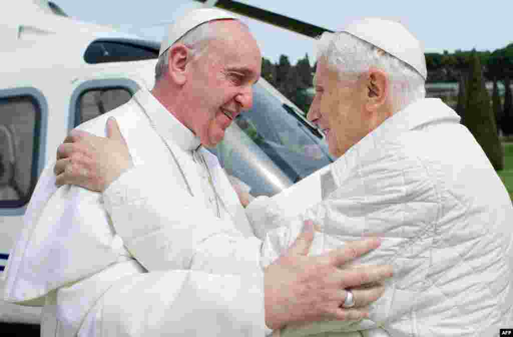 &quot;Papa emerit&quot; Benedict al XVI-lea &icirc;l salută pe Papa Francisc, pe heliportul de la reşedinţa sa, Castelul Gandolfo, situat la 24 km distanţă de Roma.